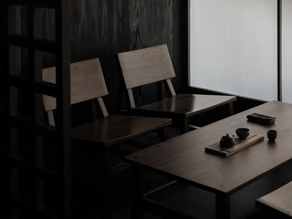 兩張木製餐桌與椅子的昏暗餐廳場景。