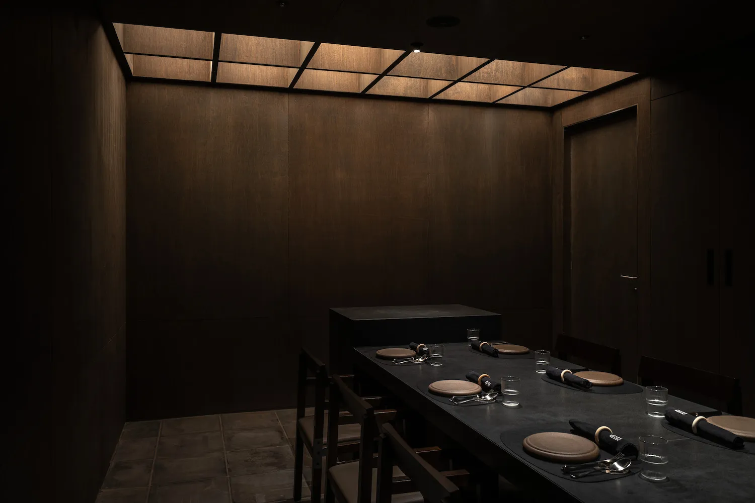 現代私人餐廳,搭配木質牆板與大型餐桌。