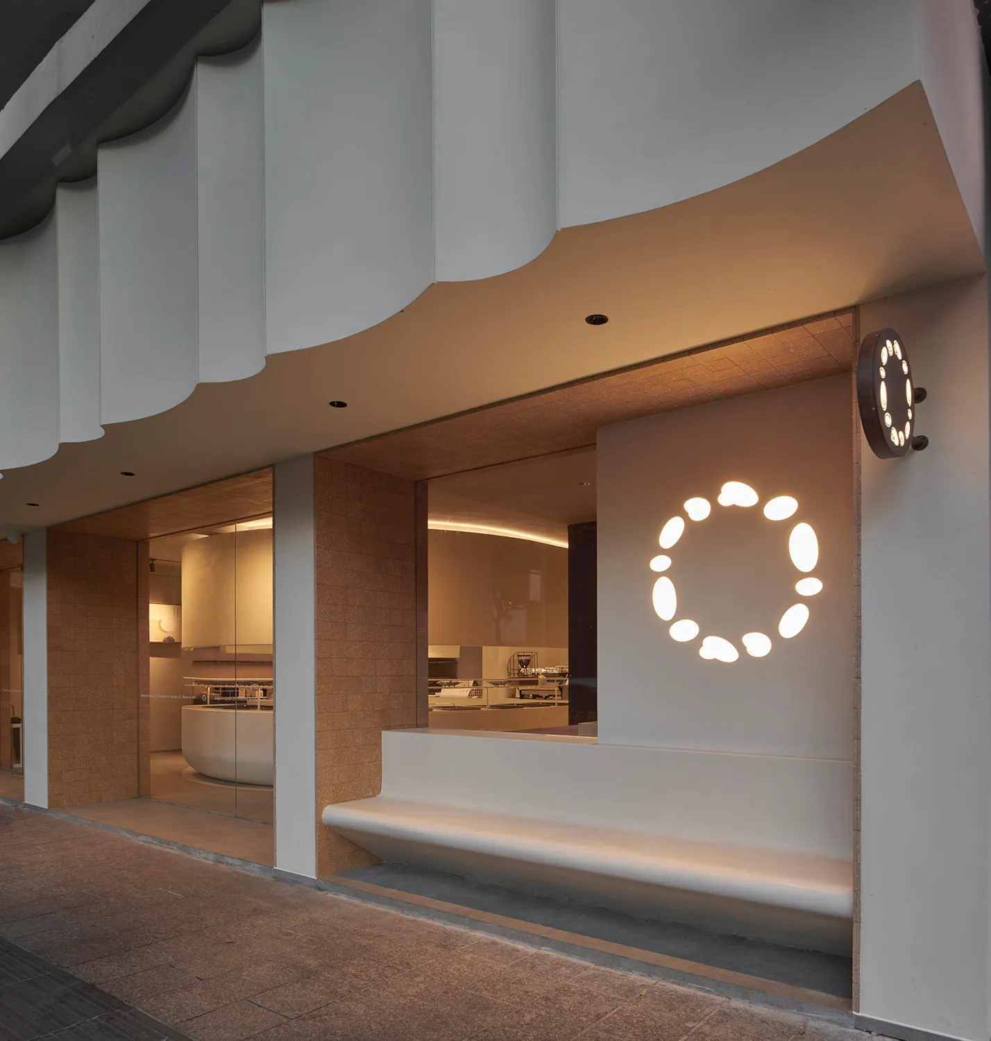 現代零售店面,窗內設有白色圓形燈飾。