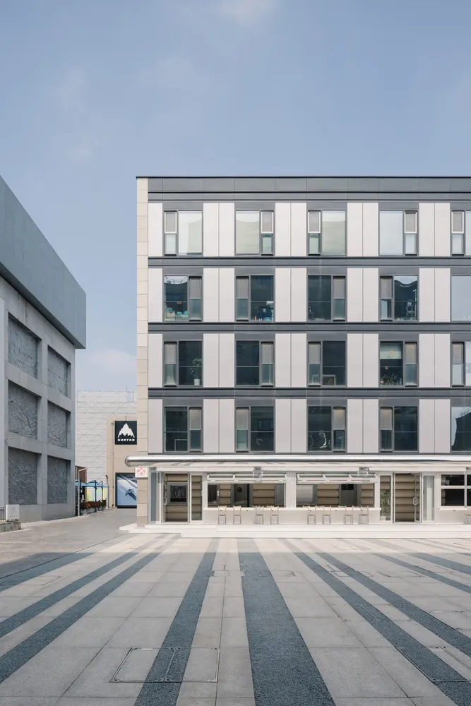 一座以混凝土建造的當代現代建築，外牆與地面皆呈現幾何圖紋。