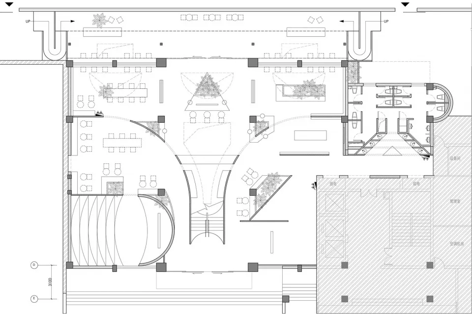 一張詳細的2D建築圖，展示現代辦公空間，中央有開放區域、多個工作站，以及弧形