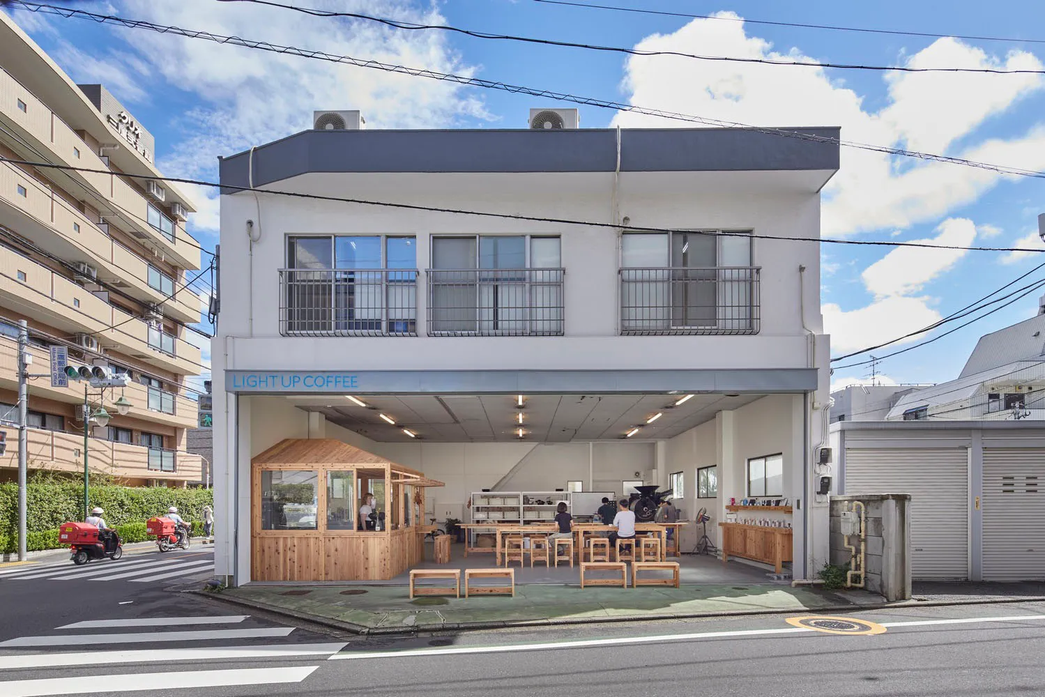 現代咖啡店外觀,採用木質、混凝土與玻璃材質。