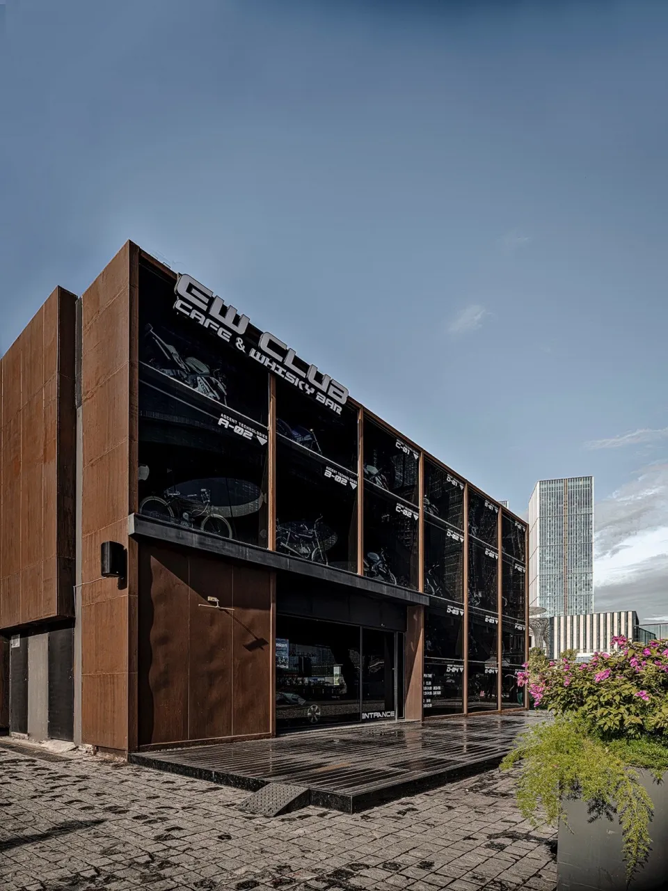 工業建築擁有金屬外牆,搭配大型展示窗。