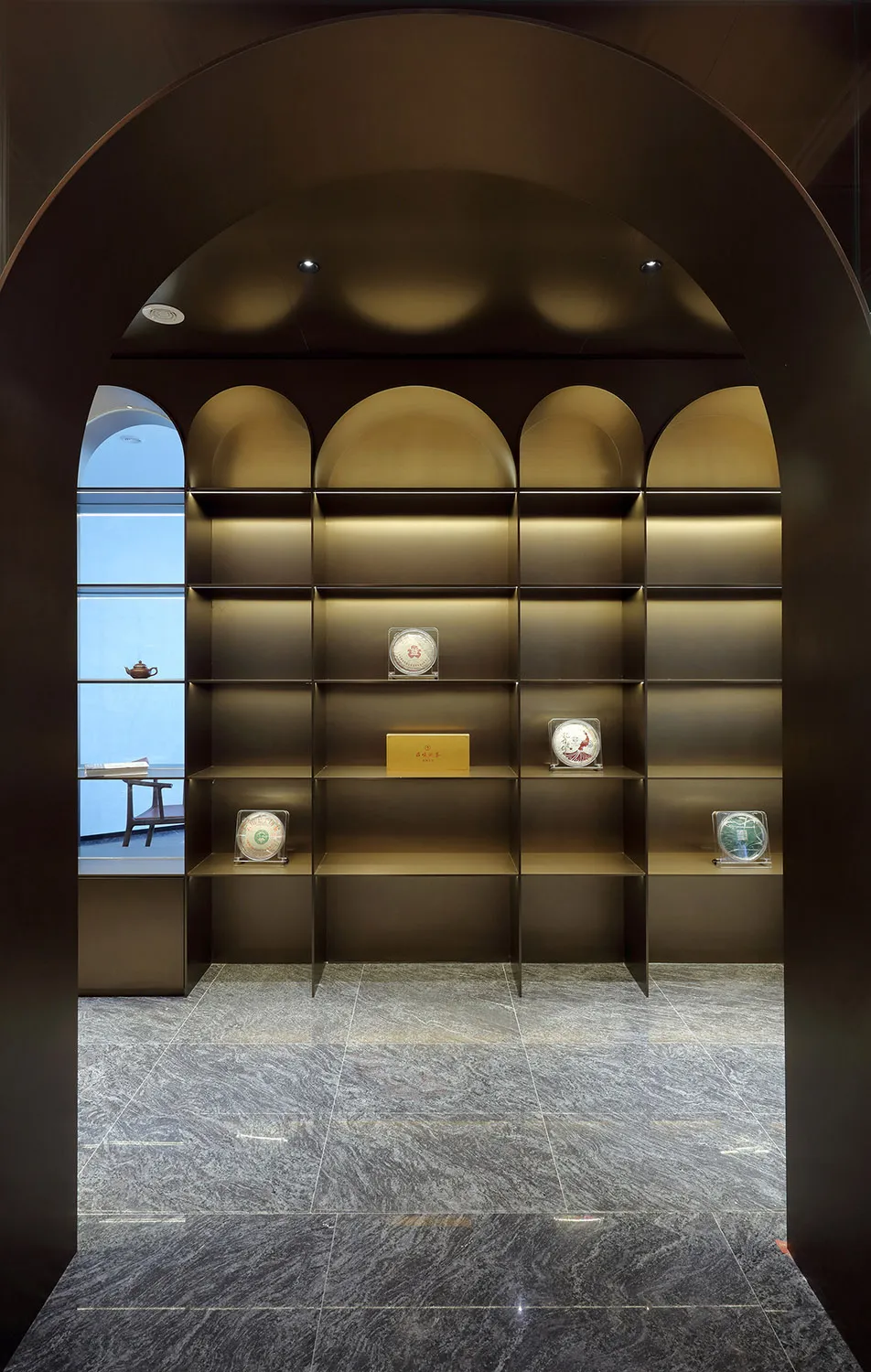 現代室內空間中，金屬書架展示各種裝飾物品。