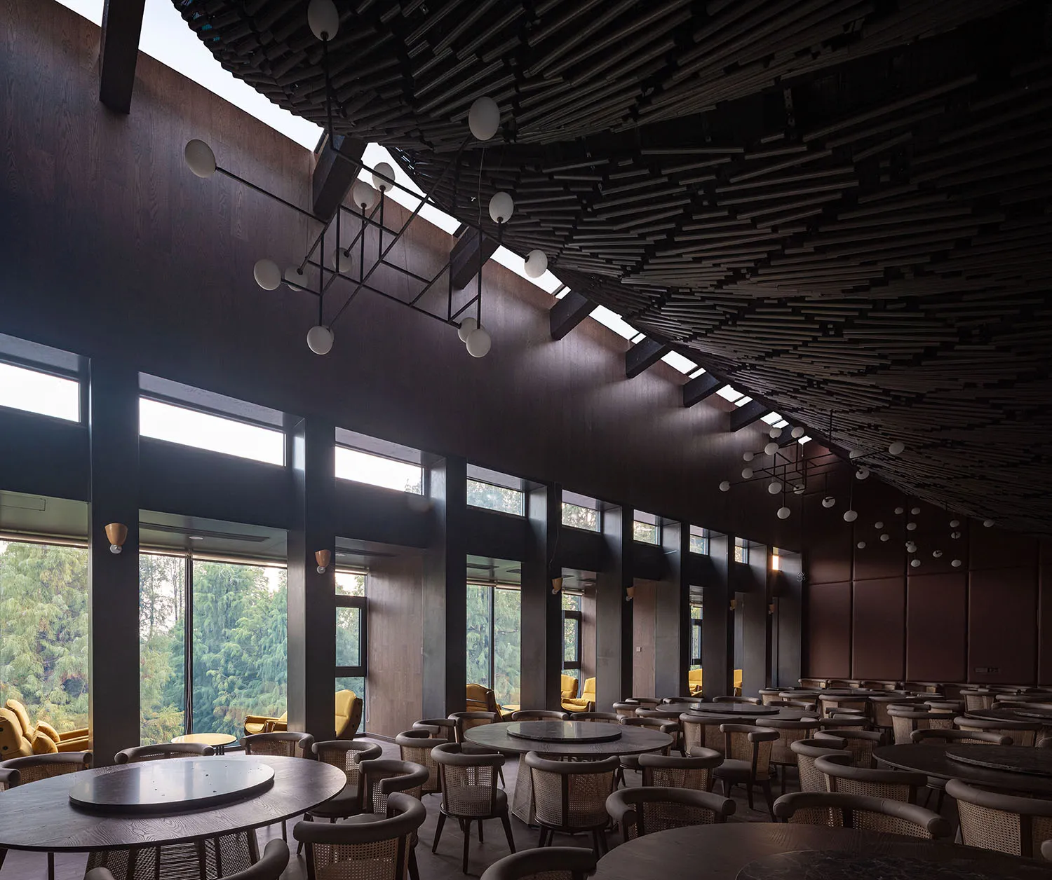 工業風餐廳室內,採用木質材料搭配高挑天花板與天窗。