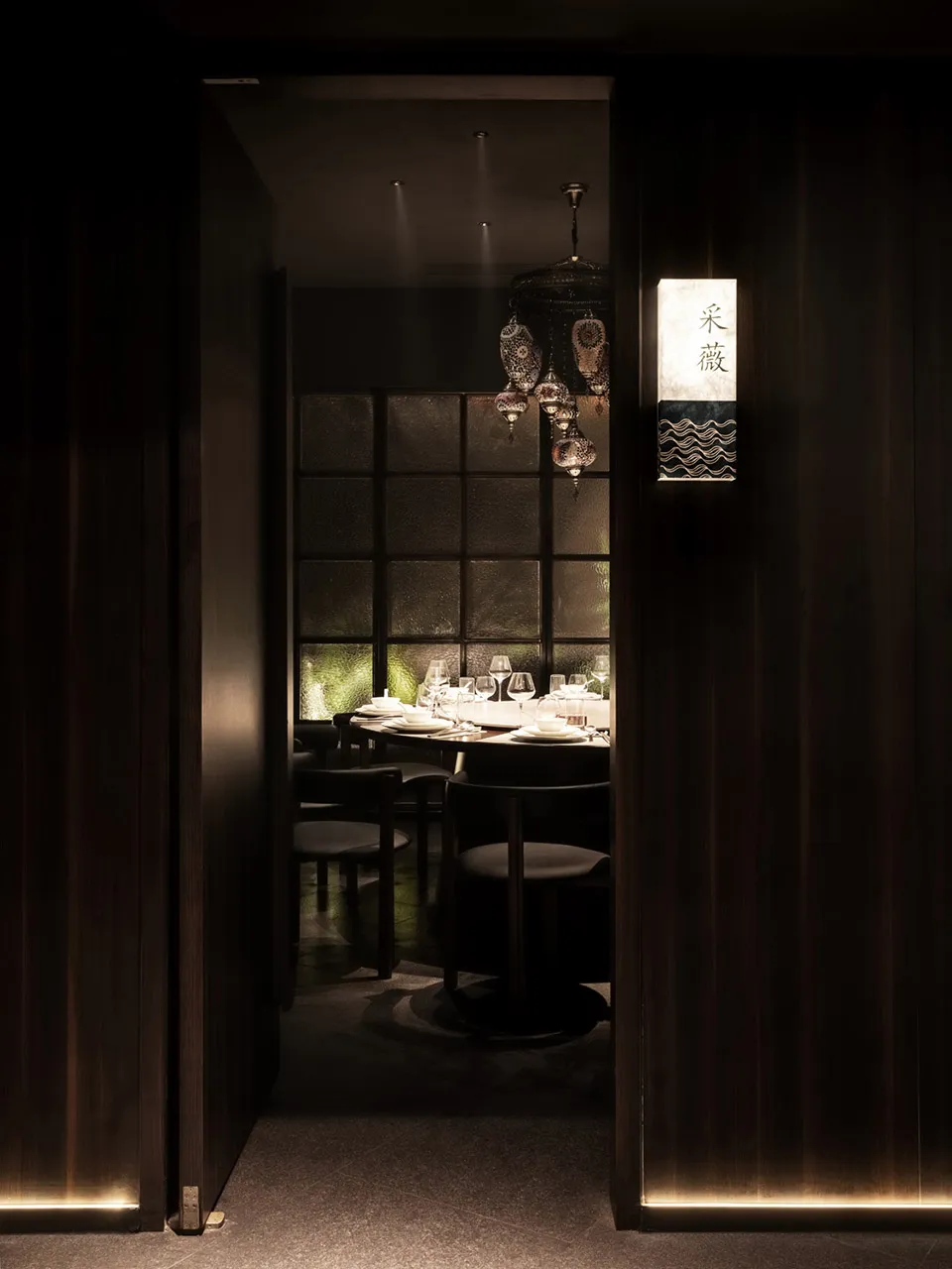 現代餐廳內部,搭配木質元素、水晶燈,營造舒適氛圍。