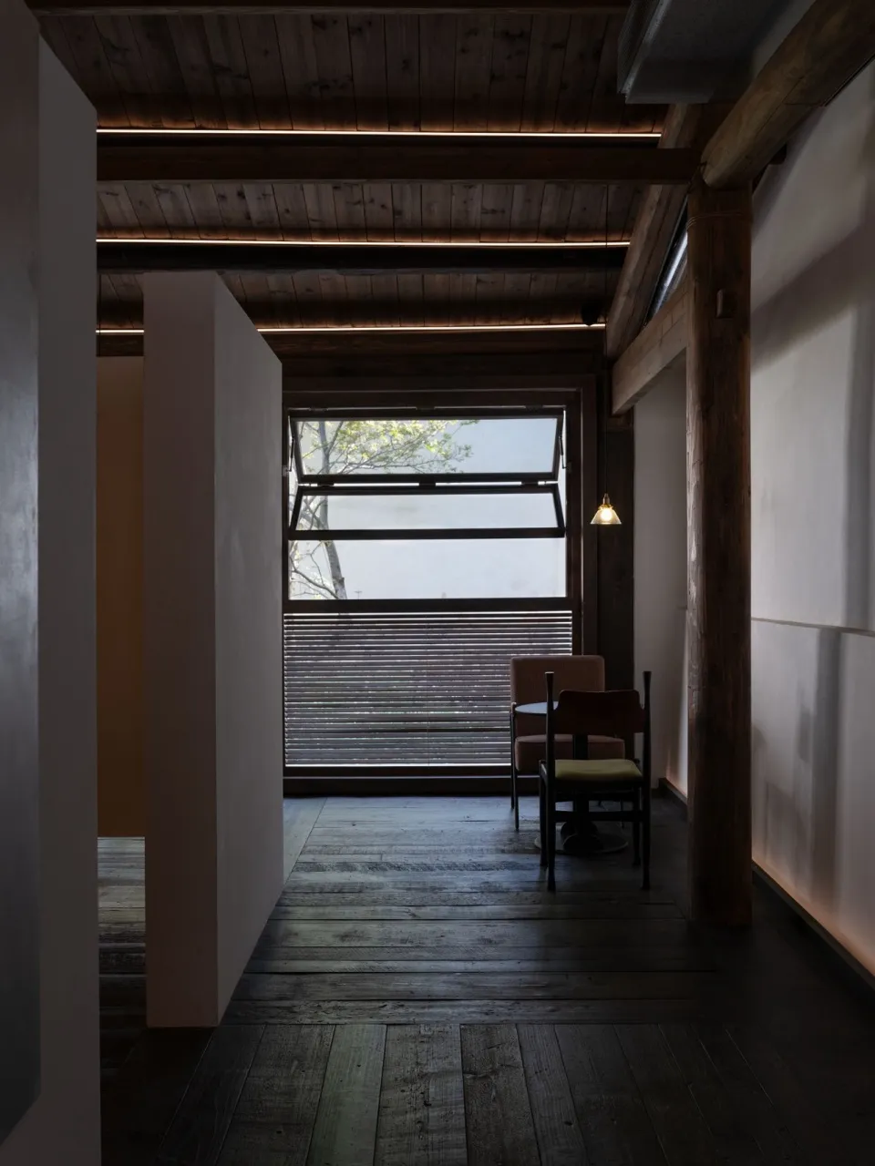 簡約風格的餐廳室內空間,融入木質元素並設有大面窗。