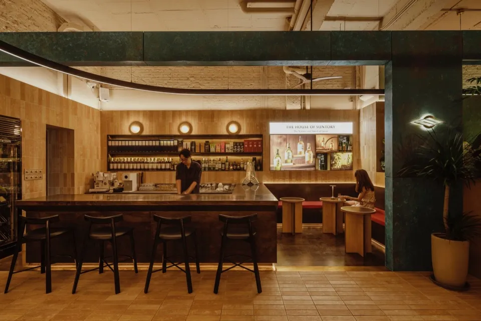 現代餐廳室內空間,設有木質吧台與舒適的用餐區。