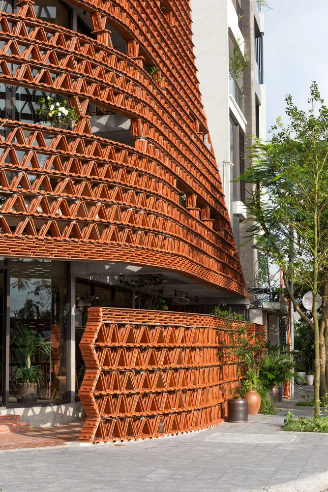 現代建築在都市零售區擁有曲線磚牆立面。