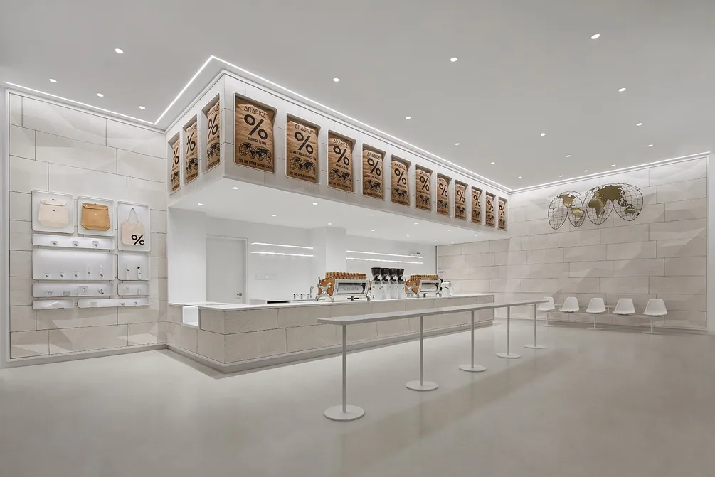 現代簡約咖啡廳室內,以中性色調與俐落線條呈現。