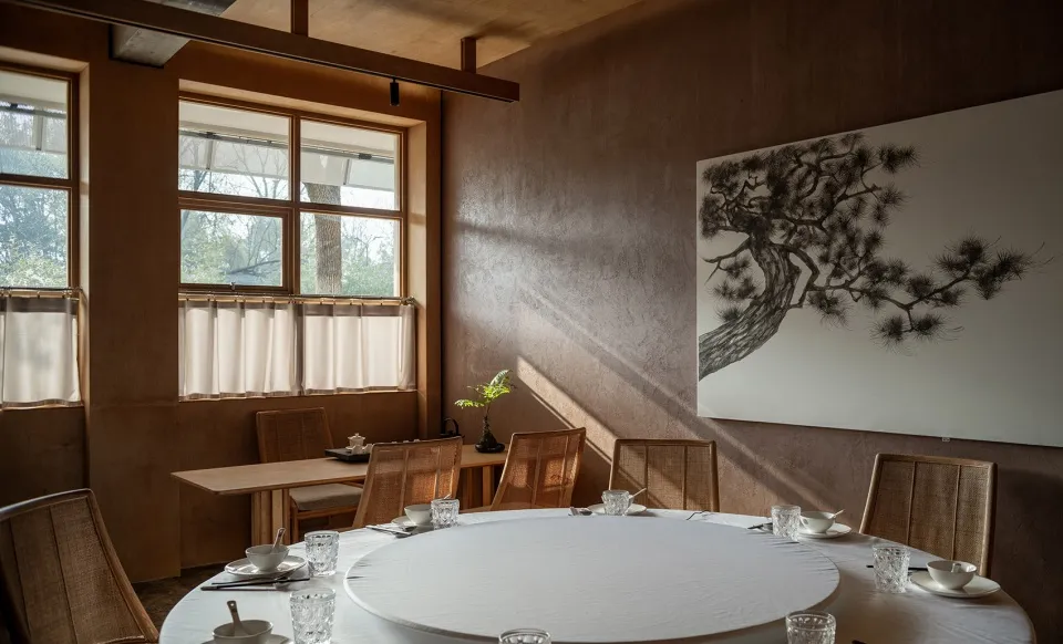 工業風主題餐廳室內,搭配木質家具與大型窗戶。