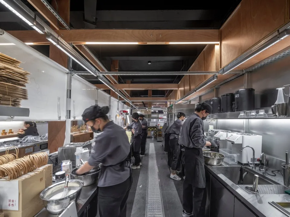 現代餐廳廚房採用工業設計元素,配備不鏽鋼設備與金屬表面。
