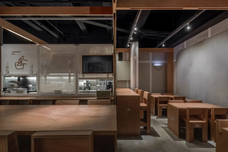現代餐廳室內空間,展示木質家具與餐桌。
