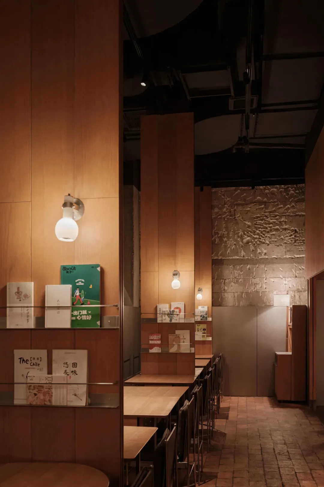 現代咖啡廳室內，搭配木質餐桌與層架。