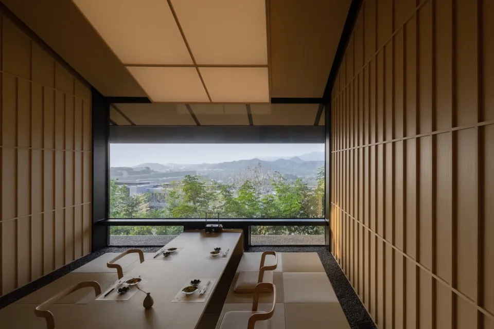 現代餐廳室內,木質牆面與地板,大型窗戶眺望風景景觀。