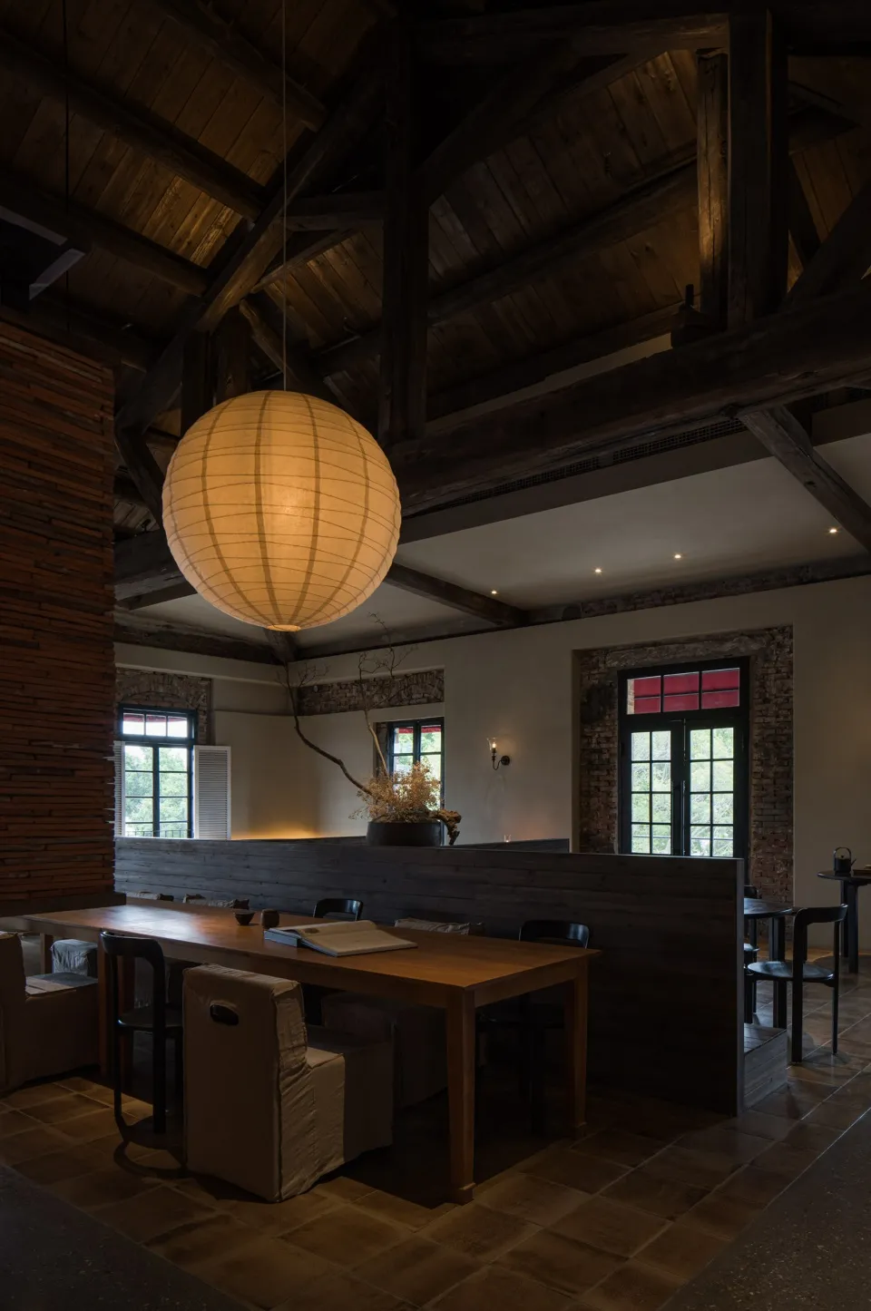 工業風格的餐廳室內,搭配木製餐桌擺設。