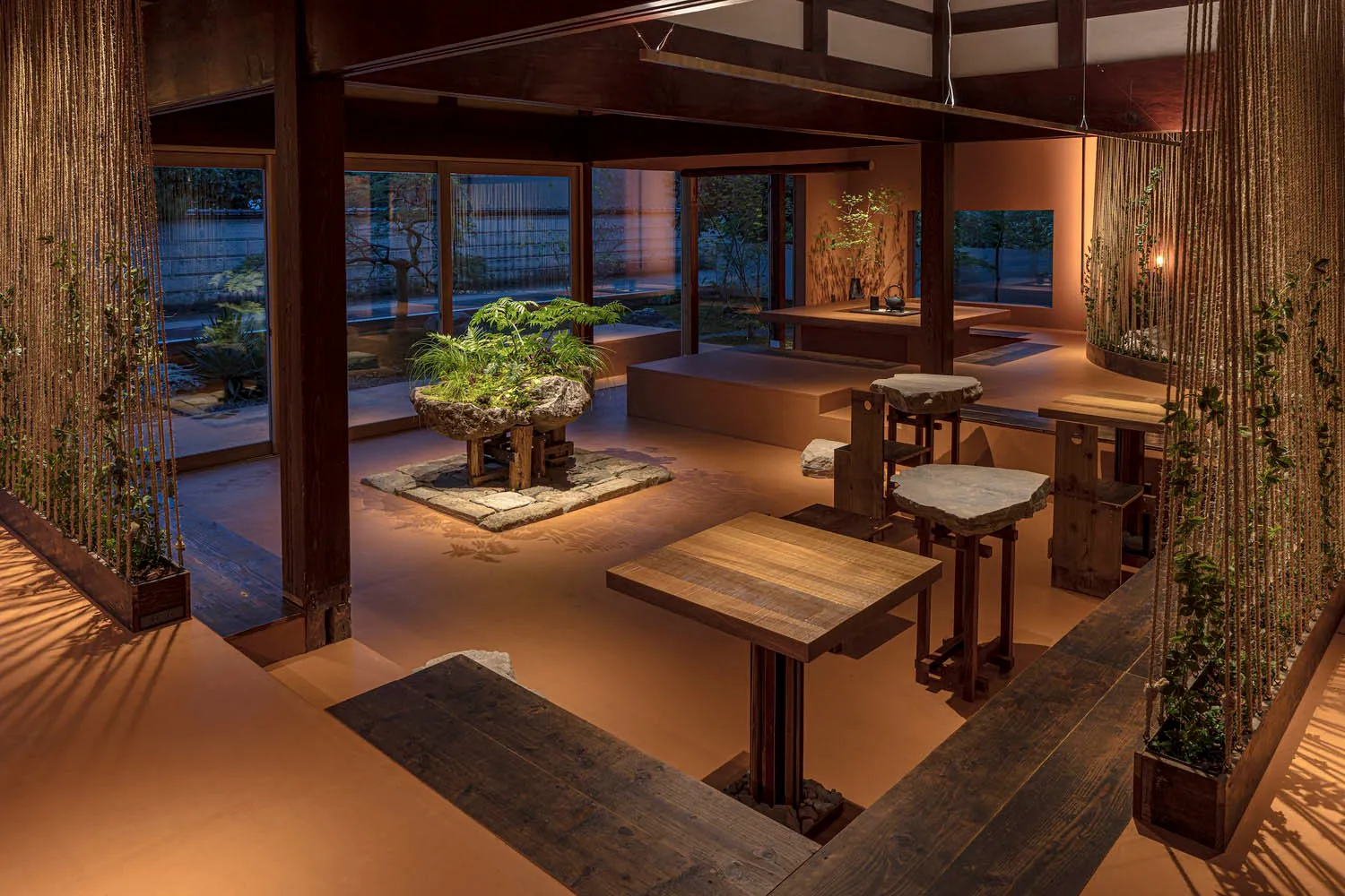 現代客廳以木質家具為主,中央擺放石材植物展示。