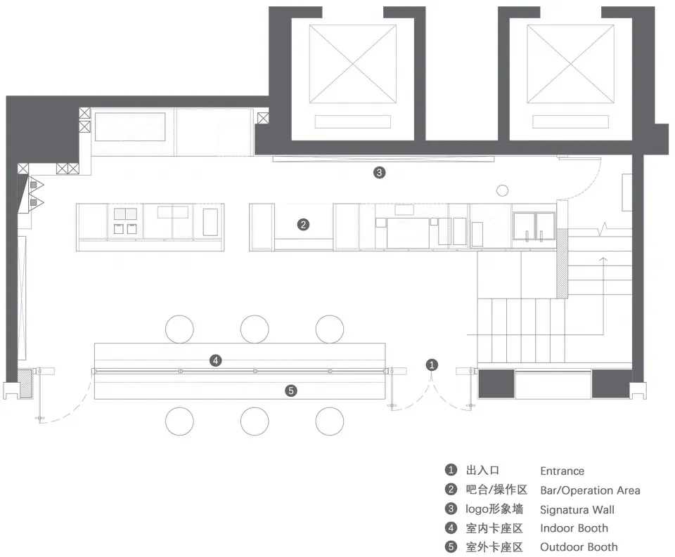 餐廳平面圖,展示整體配置,包括吧台區、卡座座位、商標展示以及入口位置。