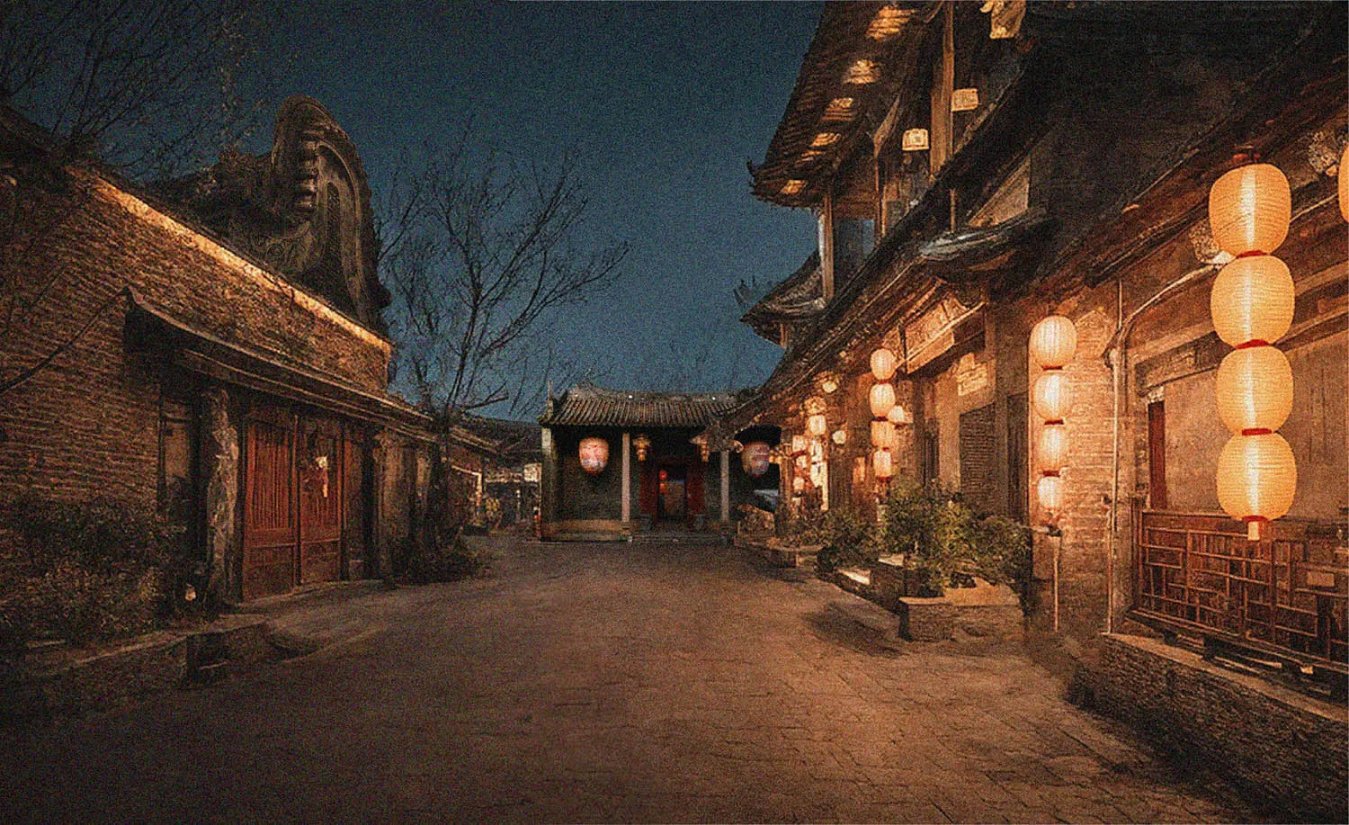 寧靜的夜晚，古鎮鵝卵石街道上點亮了燈籠。