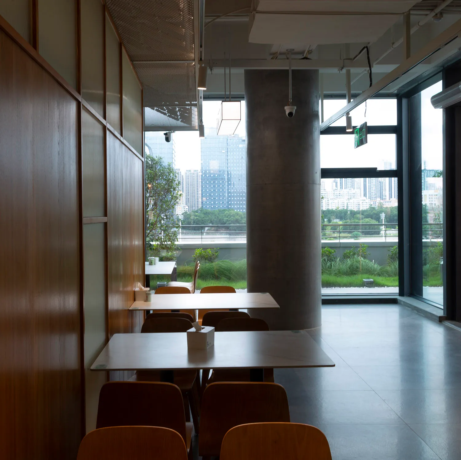 現代餐廳咖啡廳室內,融合混凝土與木質元素。
