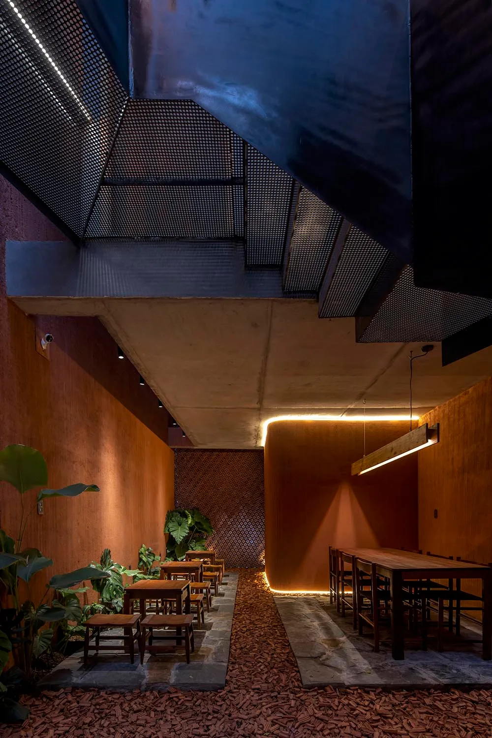 工業風餐廳室內，混凝土牆面與天花板搭配現代簡約設計。