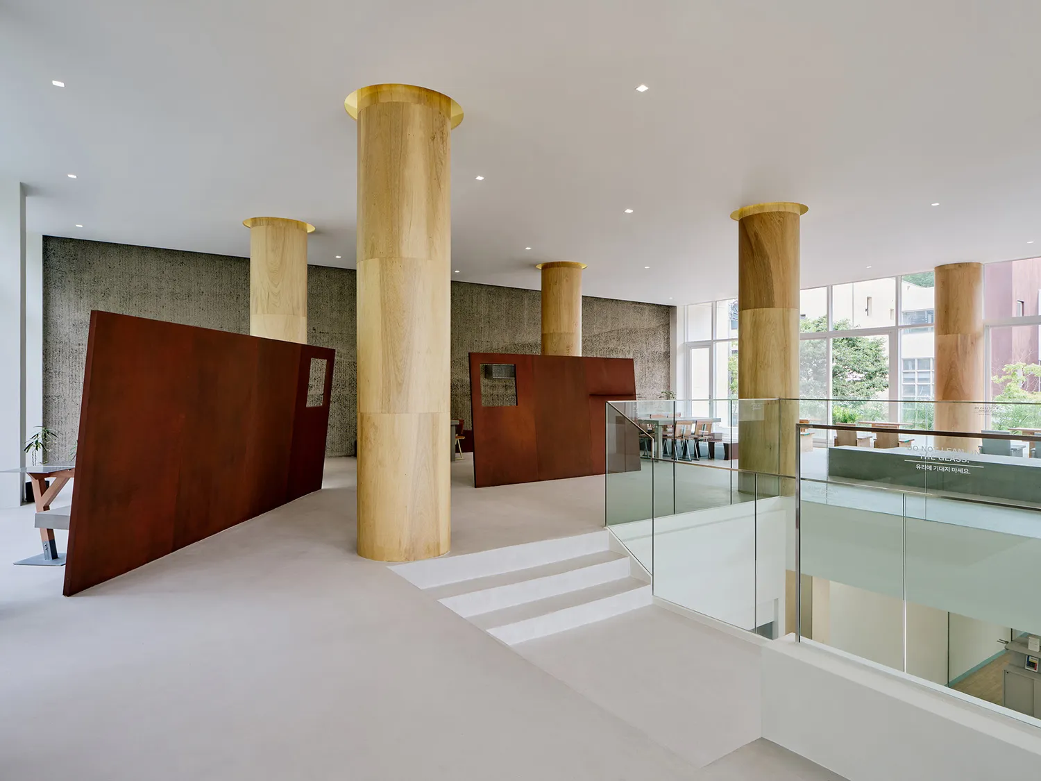 一張現代商業空間室內圖,採用極簡設計,搭配混凝土牆面與地板。