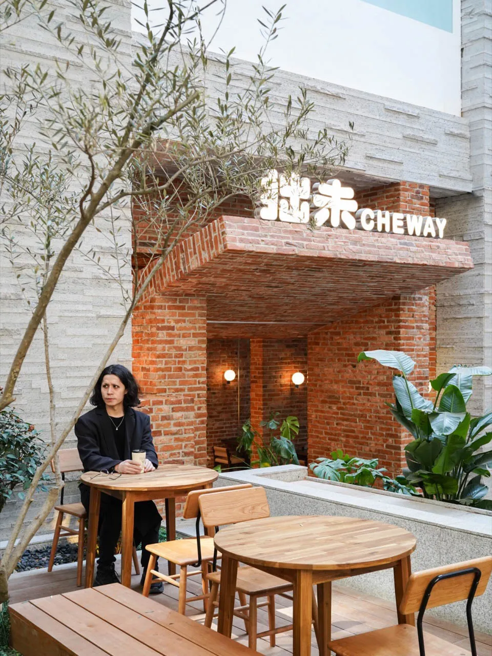 工業風餐廳外觀，紅磚牆面搭配白色招牌