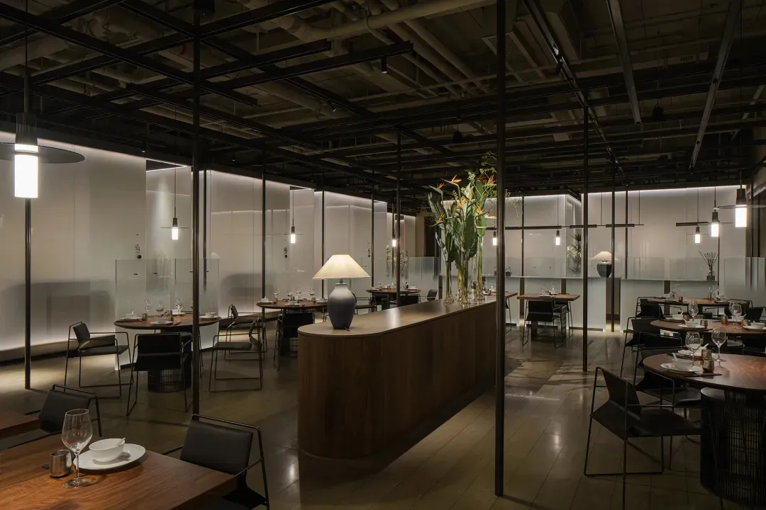 現代工業風餐廳室內,搭配木質餐桌、玻璃牆面與金屬元素