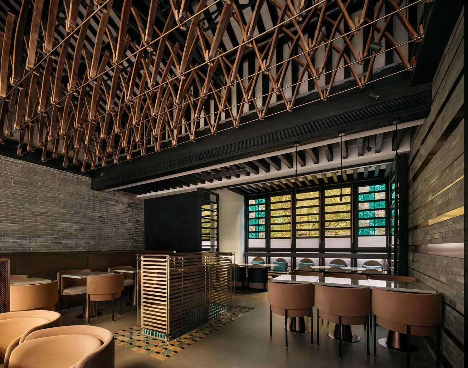 工業風餐廳室內,木質結構搭配混凝土牆面,玻璃元素用於燈光照明