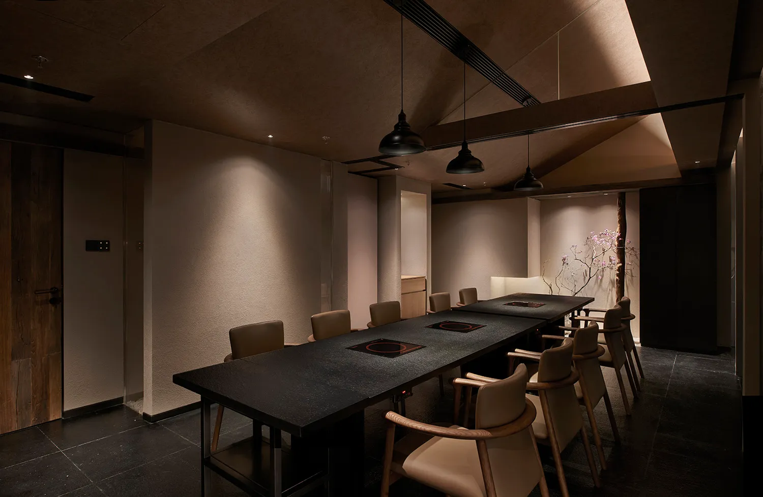 工業風餐廳座位區,搭配石材餐桌與木製餐椅。