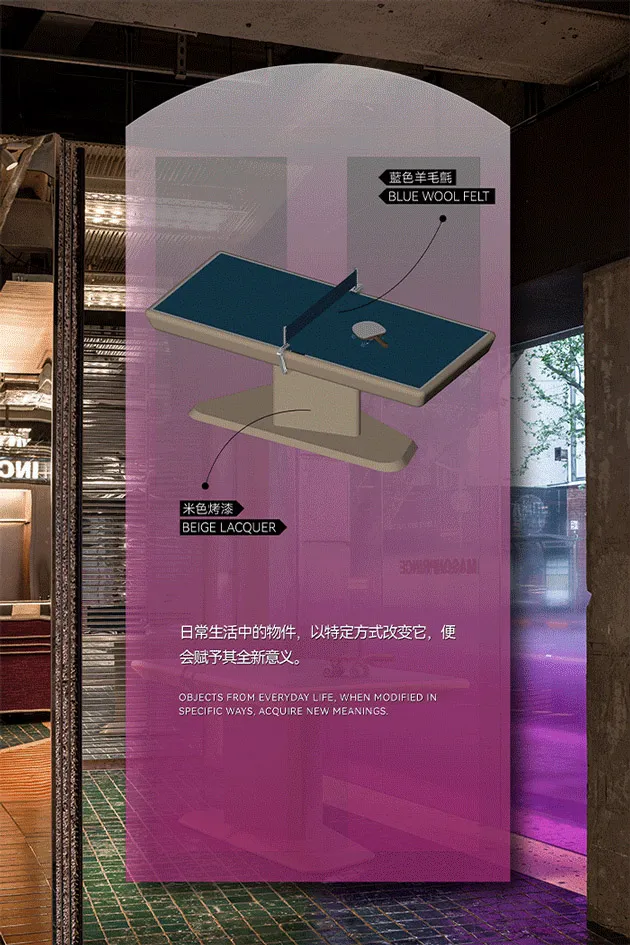 懸浮式桌子，藍色木質桌面搭配米色漆面桌腳，並有白色文字標示材質。