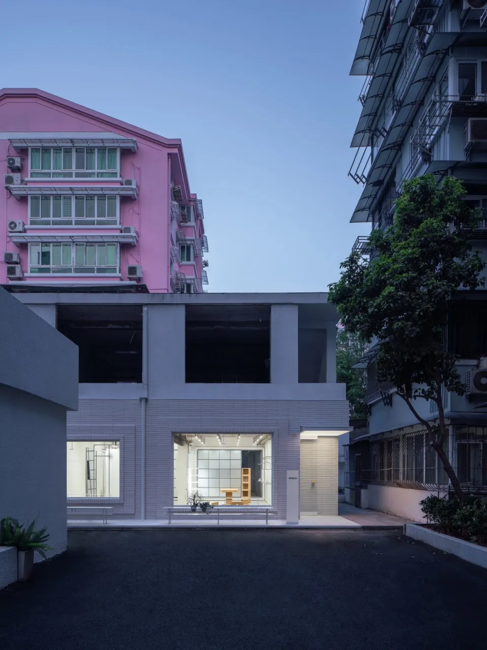 一座現代商業建築，採用混凝土結構元素與大型玻璃窗。
