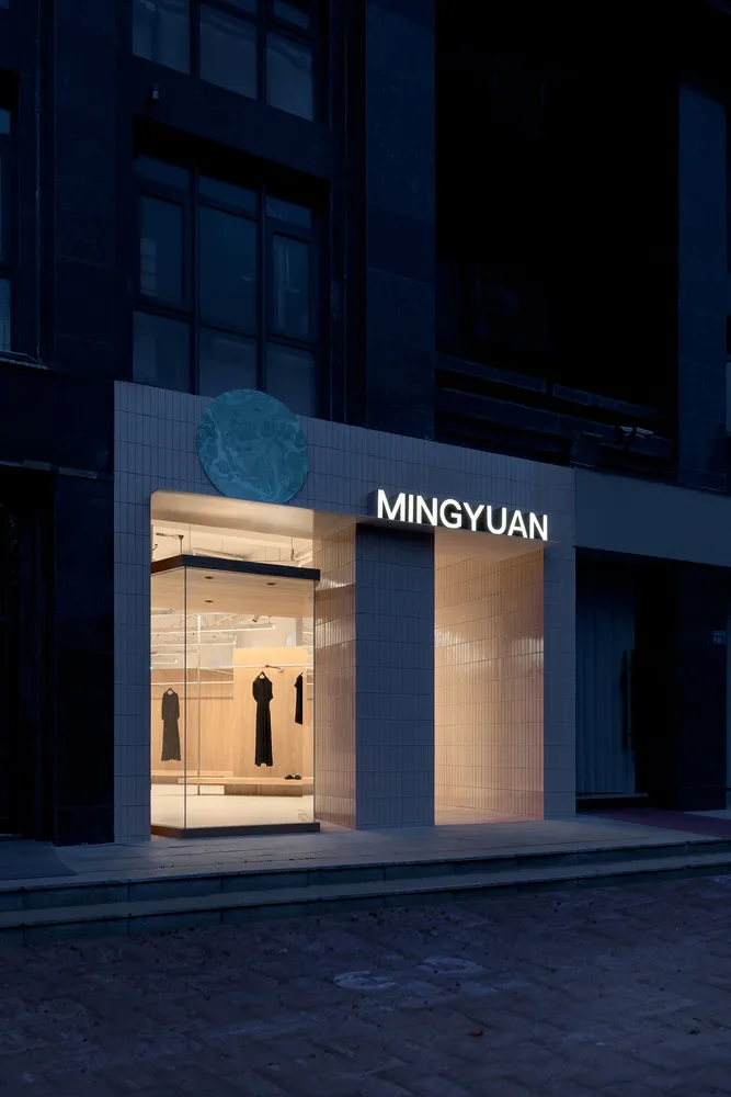 現代零售店面配有大型窗戶,展示簡約服裝。