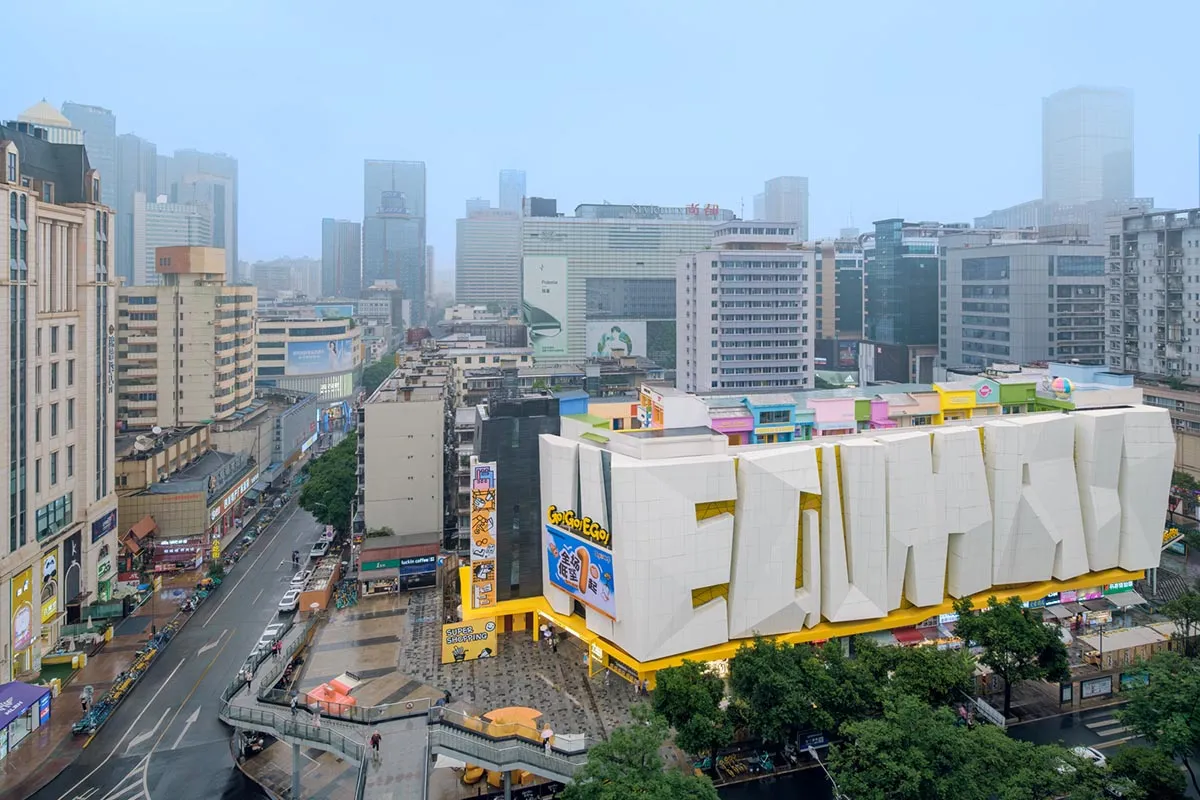 俯瞰都市景觀,呈現各式建築與街道,融合多種建築材質。