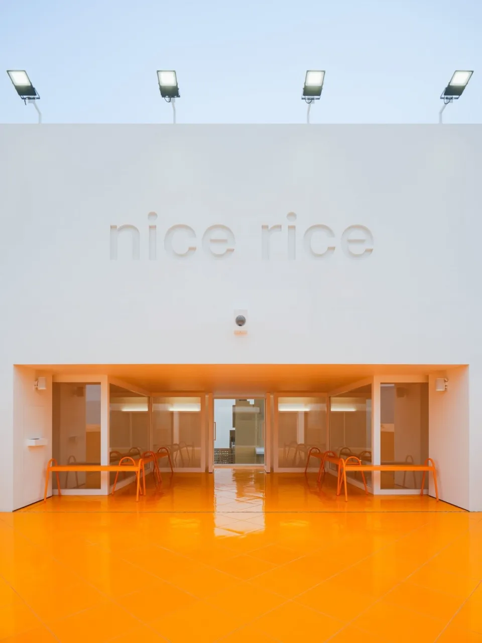 簡約餐廳入口,設有玻璃牆與餐桌。
