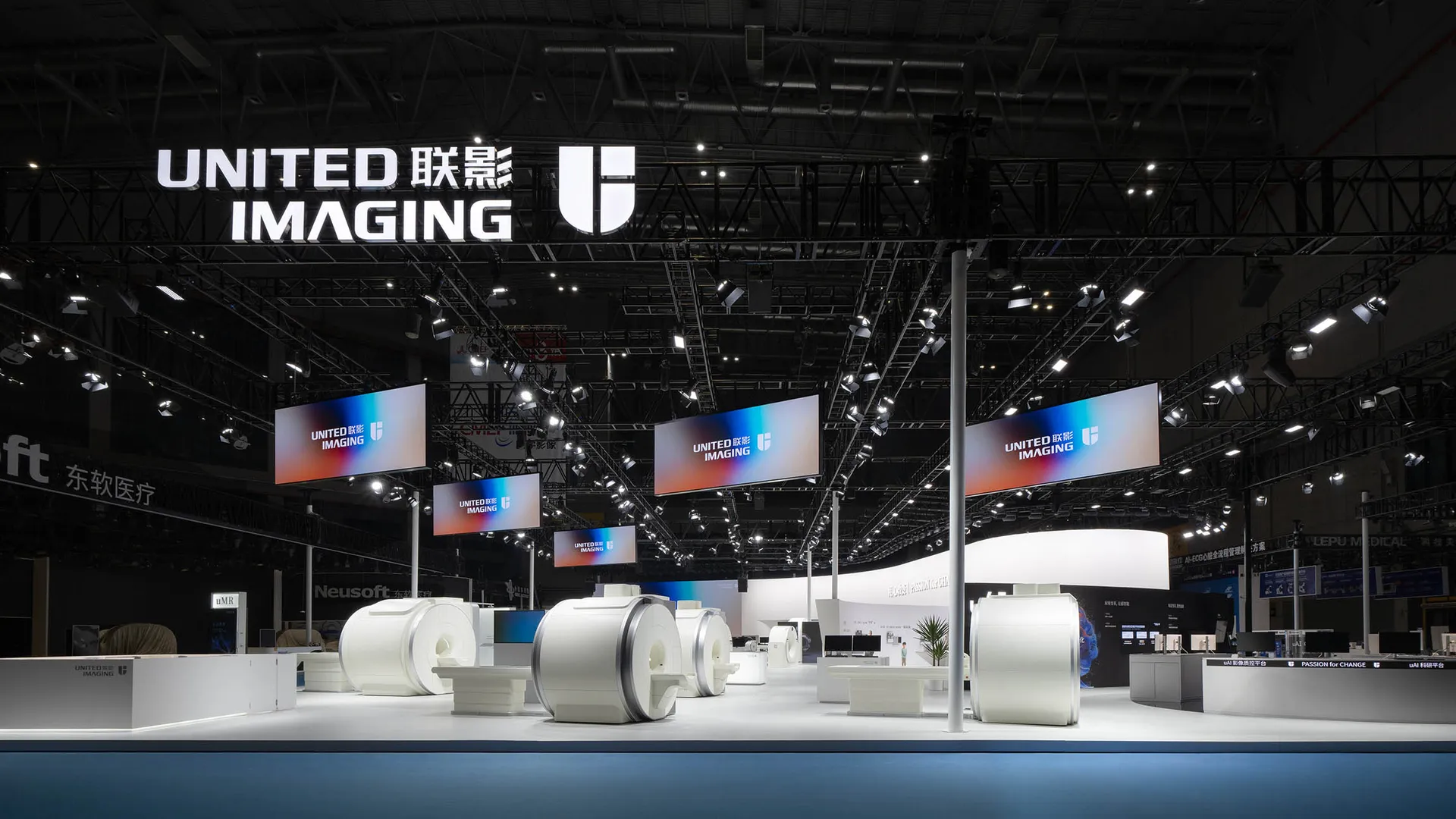 大型工業科技展覽,展示先進影像設備。