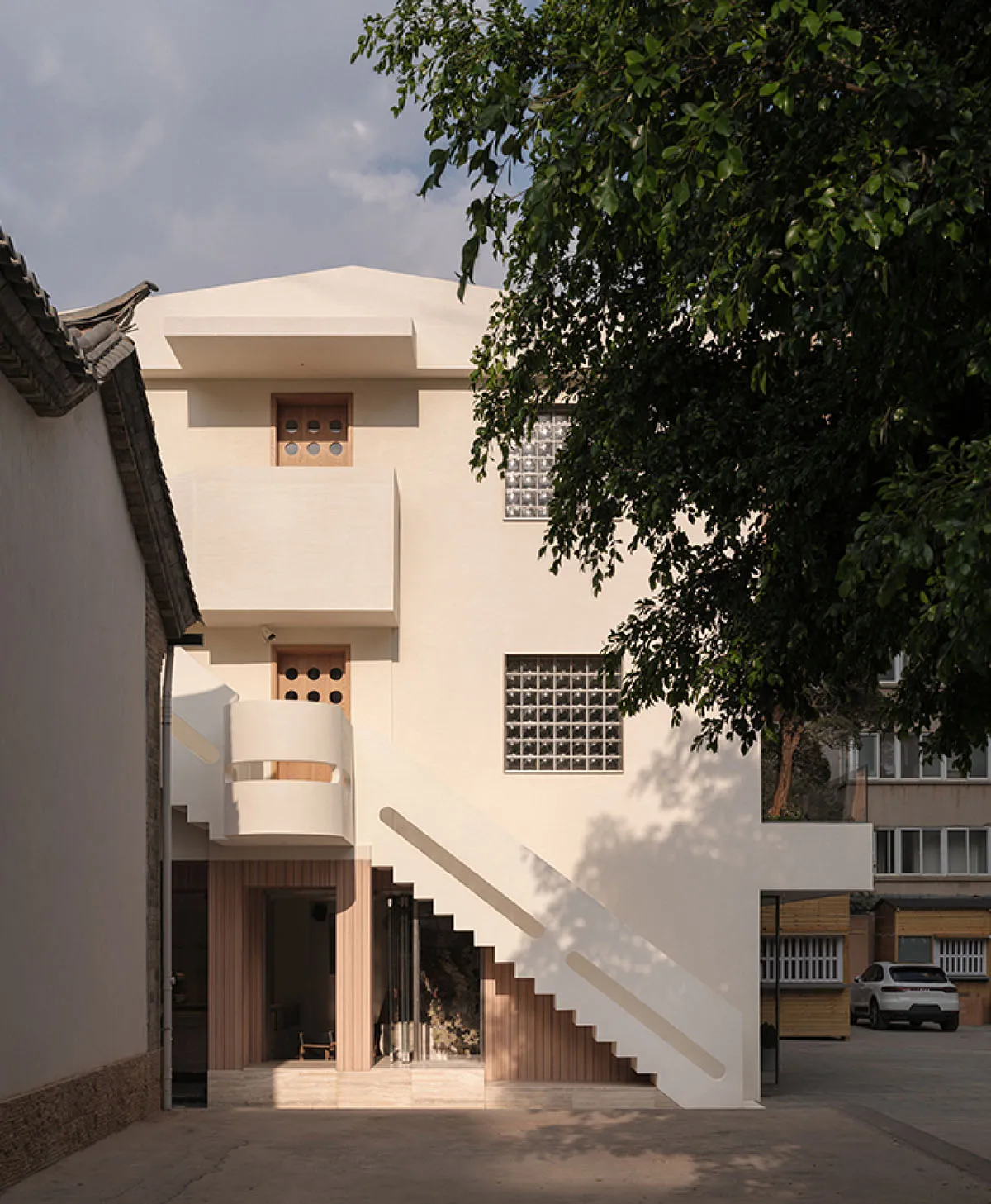 一座以混凝土與玻璃材質打造的極簡住宅建築。