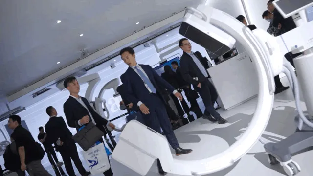 未來感醫院室內，展現流線現代材質與寬敞空間配置。