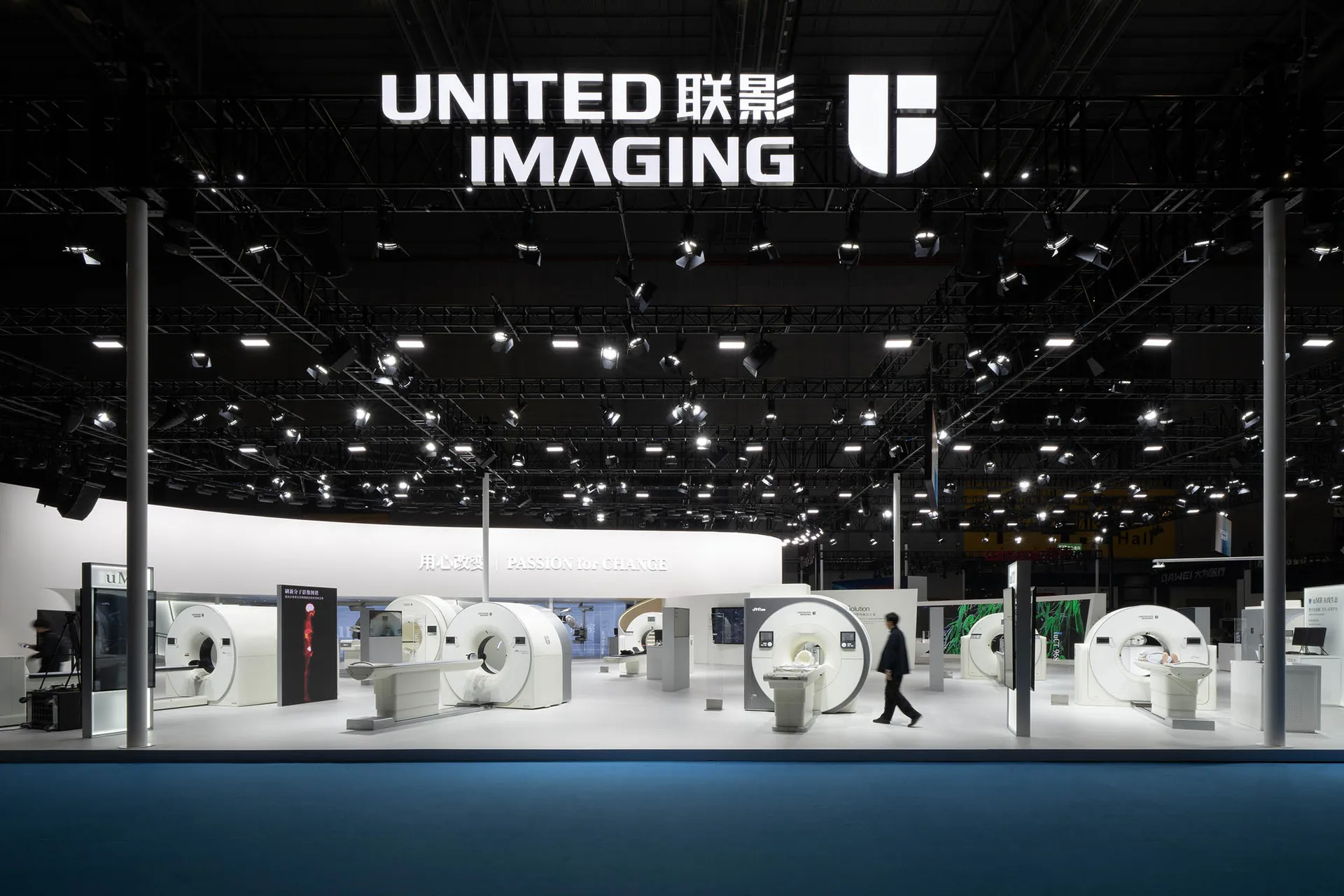 A display at a trade show featuring United Imaging's medical imaging equipment.