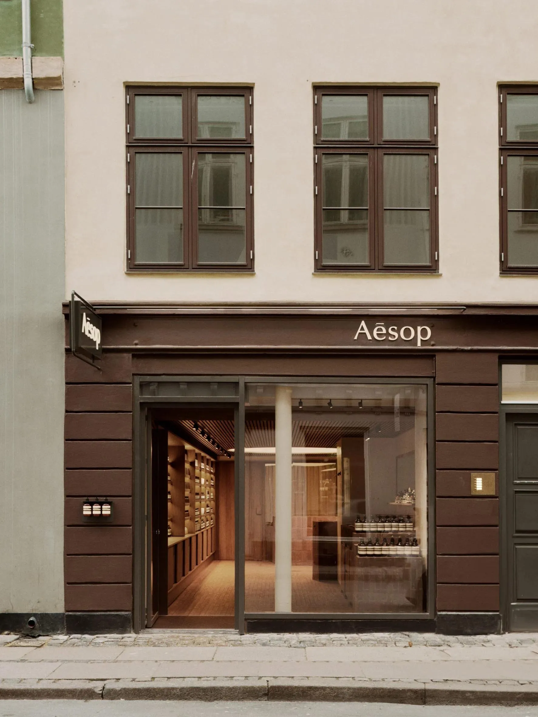 Aesop 店面採用玻璃與木質元素