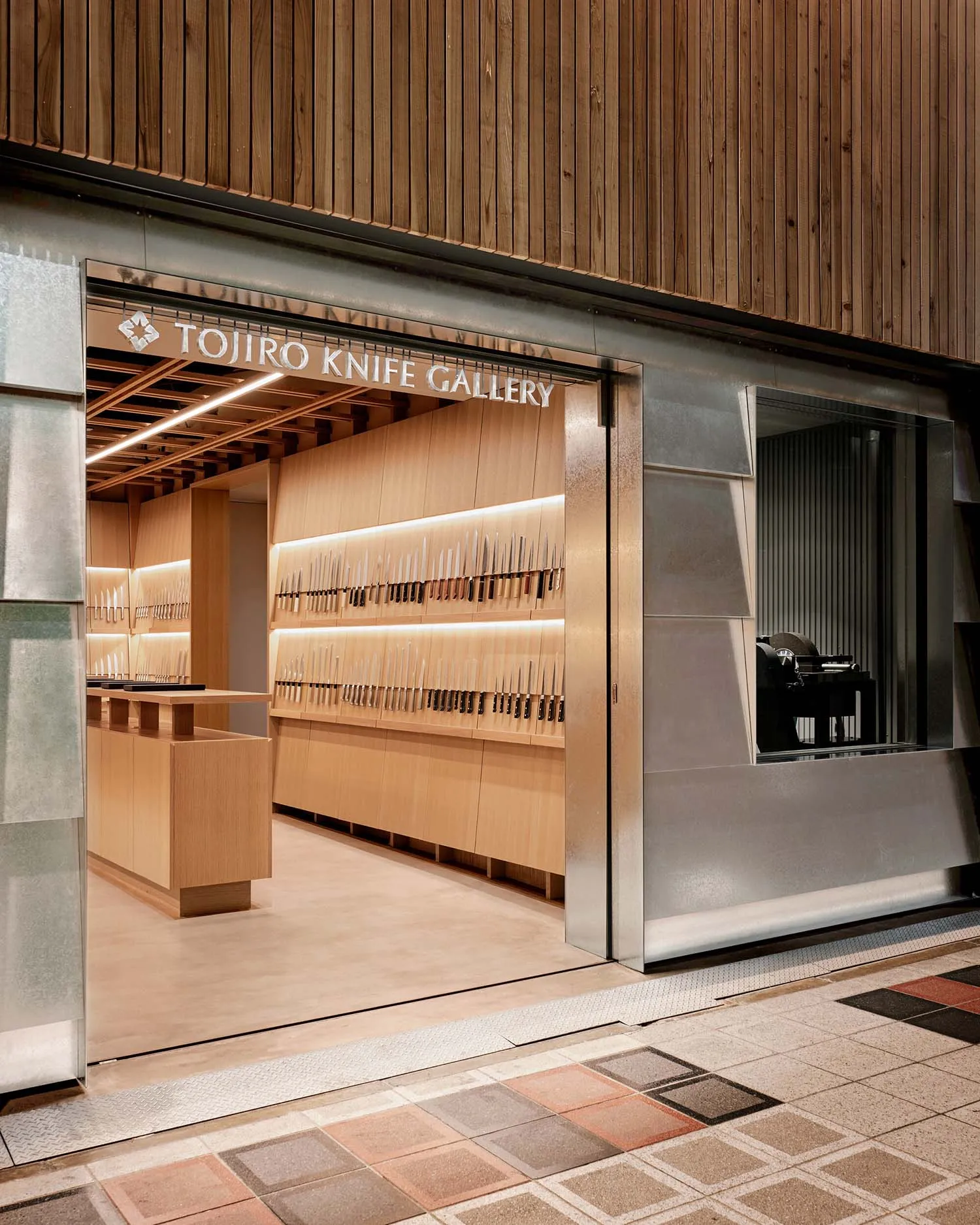 Tojiro 刀具展示店的現代店面,牆面陳列刀具