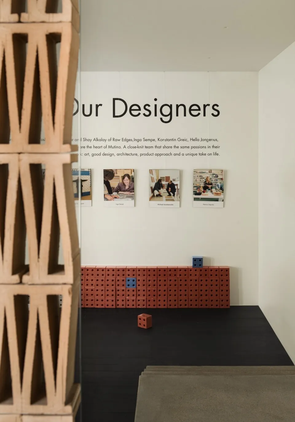 磚塊主題建築設計展覽室內圖,展示設計師照片與磚塊圖案佈置