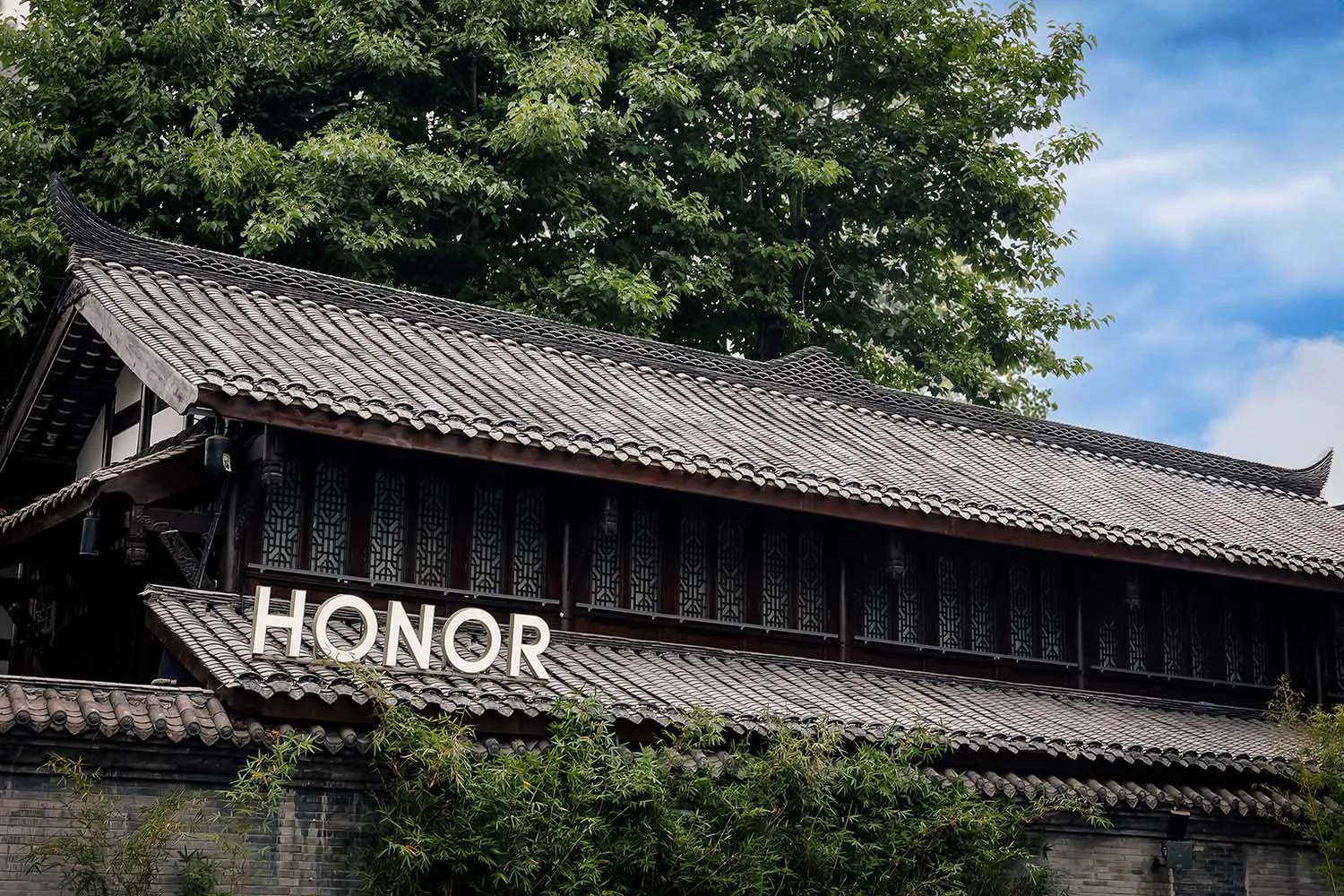 A traditional-style architecture featuring a tiled roof with a sign reading 'HONOR'.