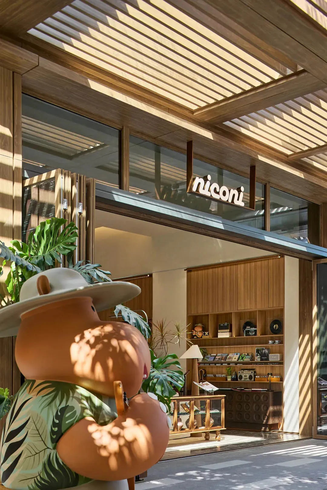 Large wooden storefront with a sign reading 'niconi'.