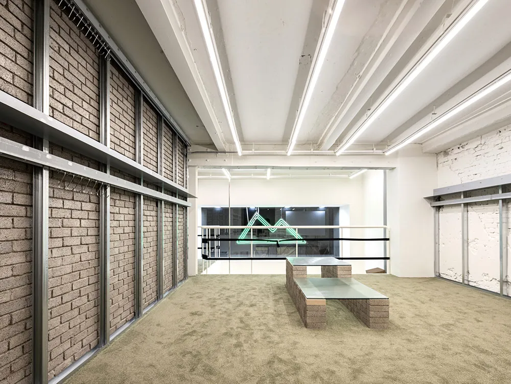 現代辦公室空間,採用混凝土地板與牆面。