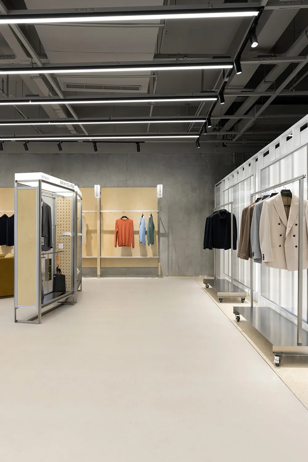 現代零售空間內的金屬掛鉤展示服裝商品。