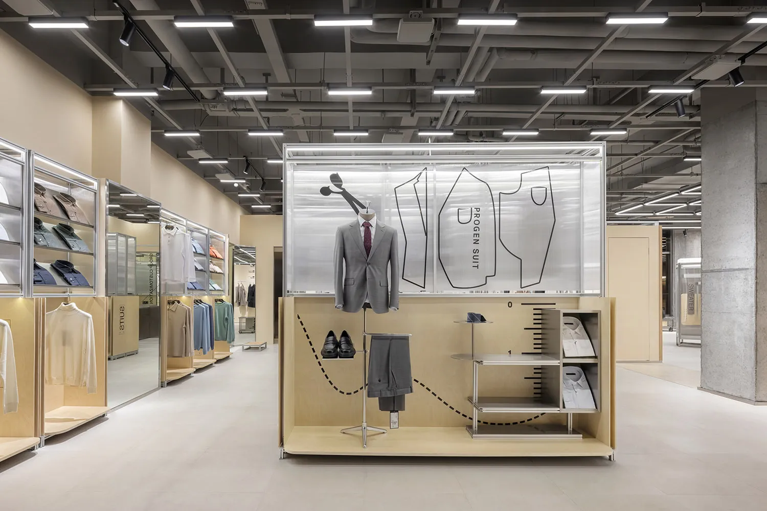 服飾店零售空間,展示木製層架、玻璃展示櫃與金屬燈具。