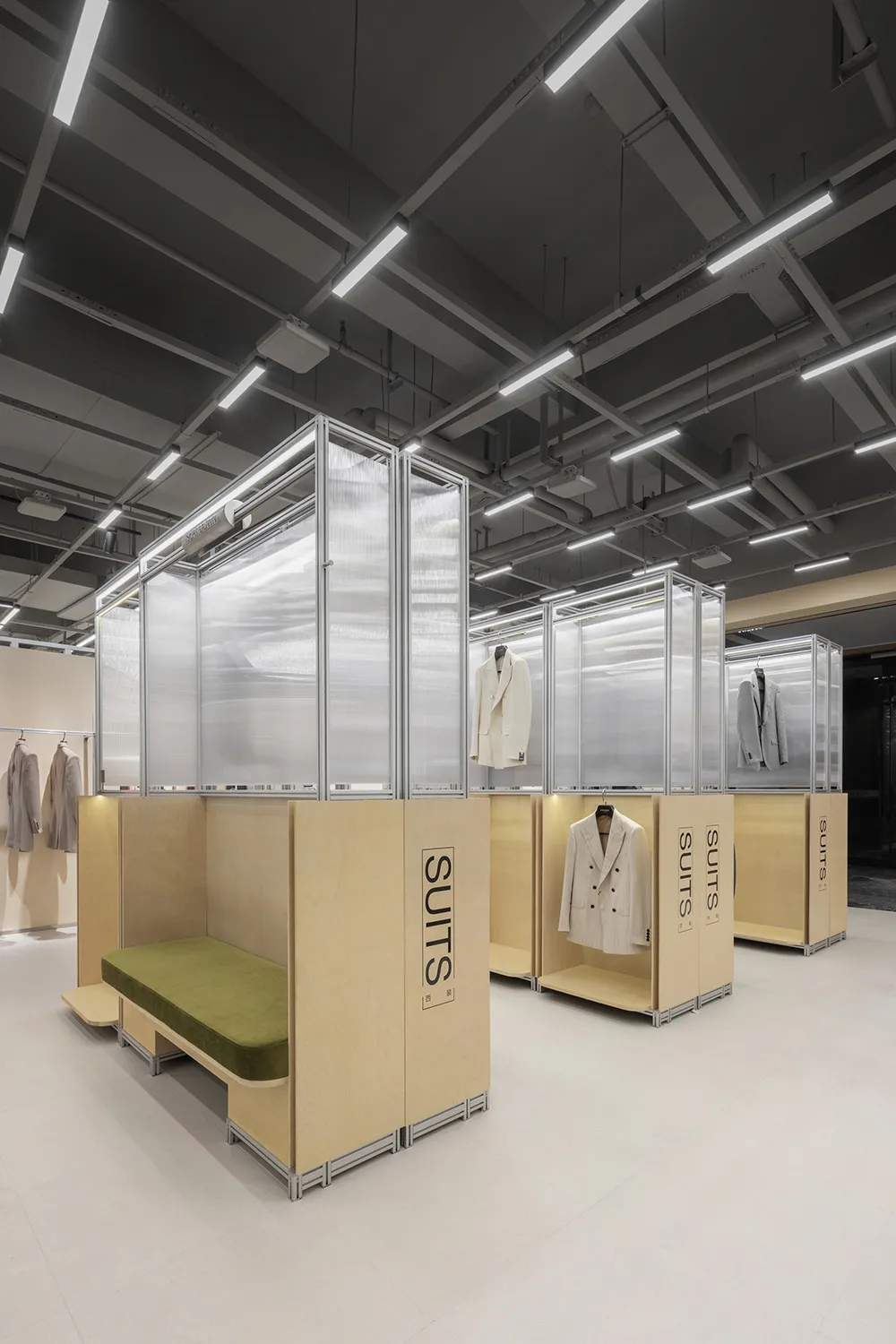 現代服飾展示,以木質櫃體搭配玻璃正面展示西裝。