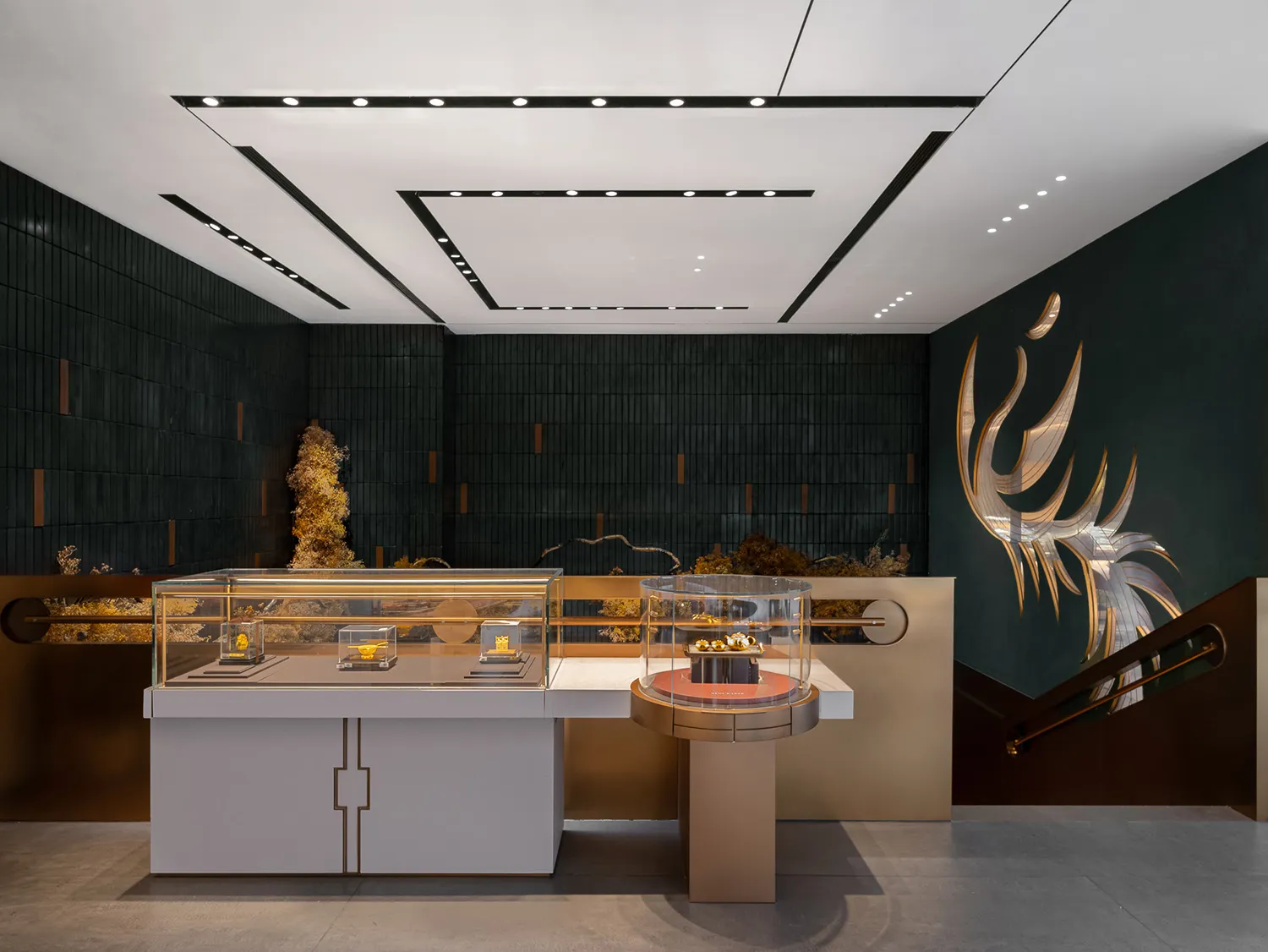 極簡零售店面,設有金屬展示櫃,內部陳列多樣物品。