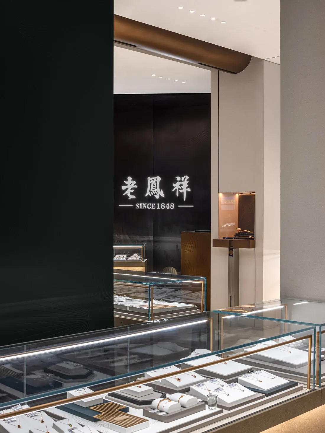珠寶店展示櫃配有玻璃層板。